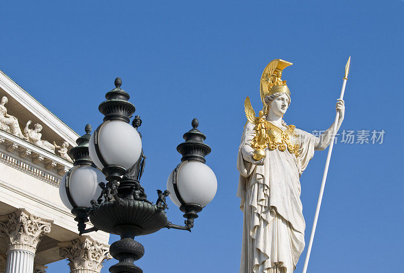 在维也纳的奥地利国会前的女神雅典娜雕像。