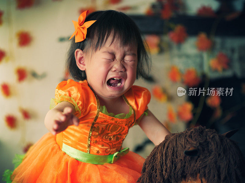 小女孩第一次在万圣节派对上哭