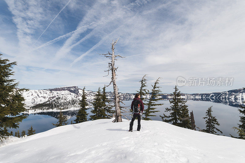 独自在雪山中徒步旅行的女性