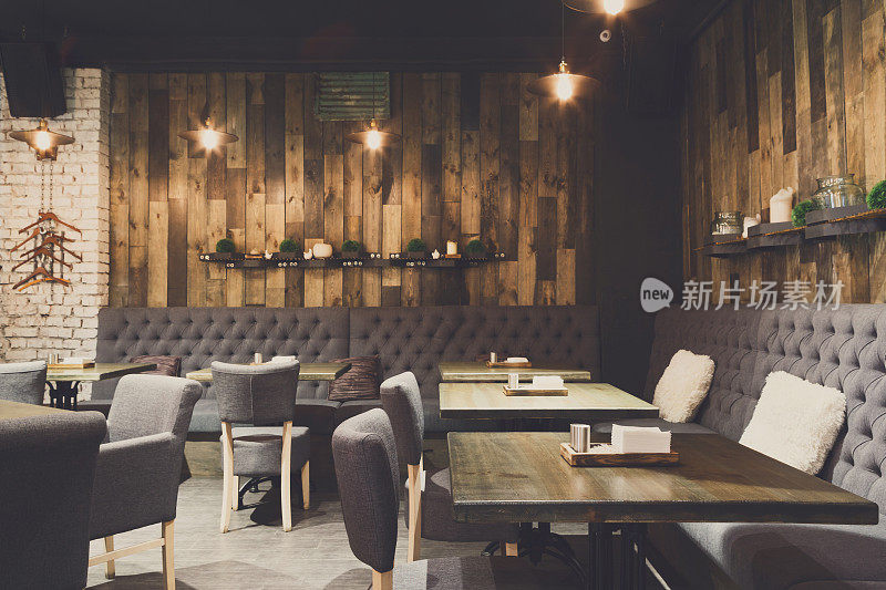 舒适的木质内部餐厅，复印空间