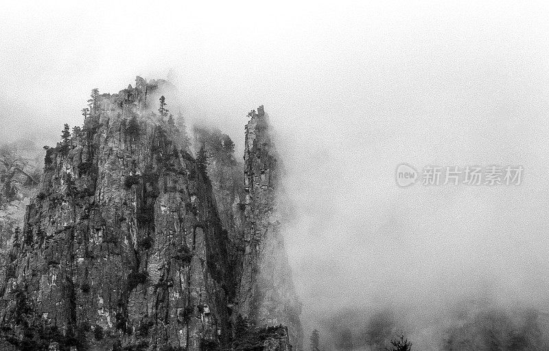 约塞米蒂的哨兵岩的秋天山谷视图