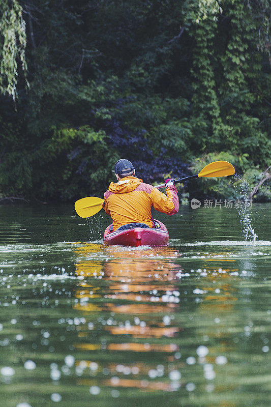 皮划艇水上运动横幅与复制空间。高级皮划艇在风景如画的湖全景照片。