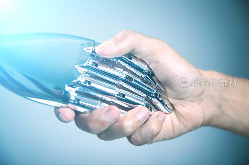 男人和机器人握手