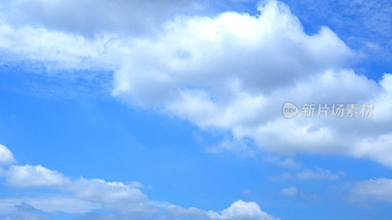 宽屏浅蓝色天空与大云斜条纹