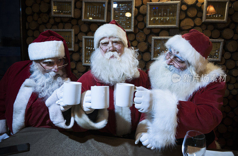 圣诞老人在咖啡馆