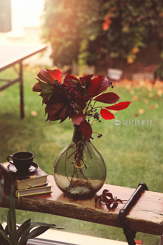 热咖啡和书与秋叶木背景