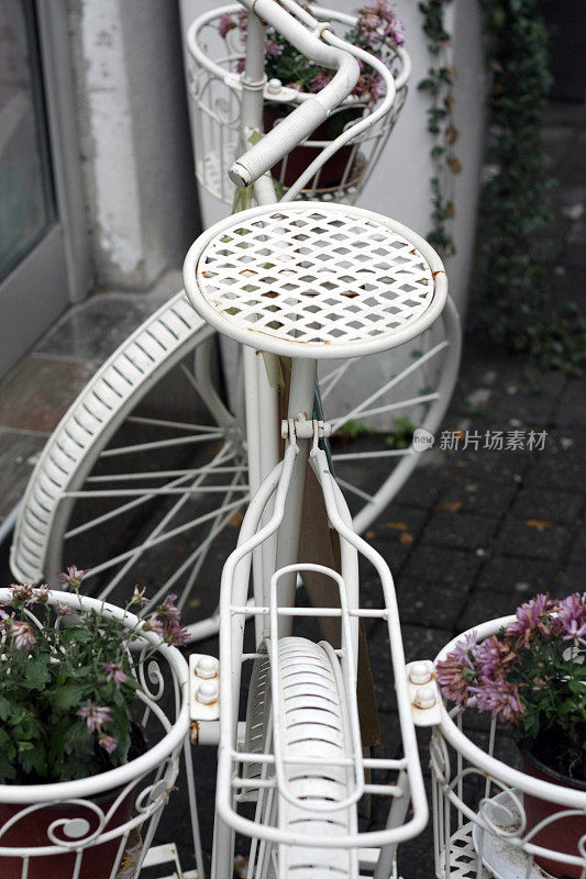 白色金属自行车