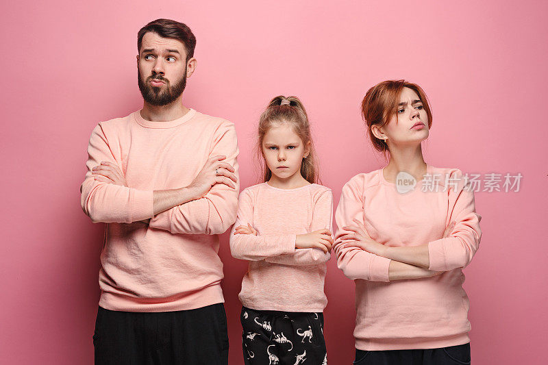 这个悲伤的家庭披上了粉红色