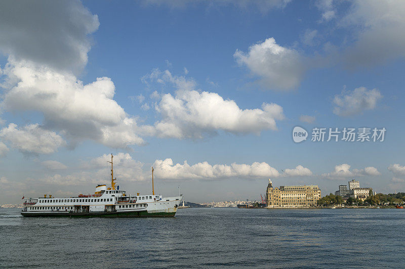 一艘传统的客船停靠在博斯普鲁斯海岸，靠近土耳其伊斯坦布尔卡迪科伊的海达帕萨火车站