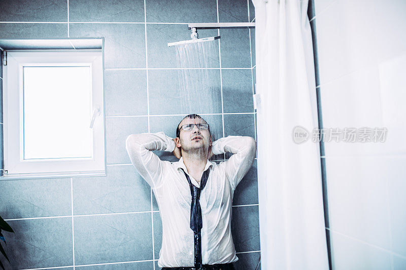 商人在浴室淋浴