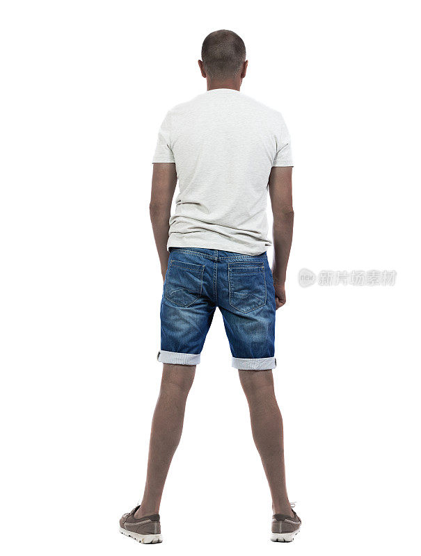 年轻的非洲裔美国人穿短裤的背影。