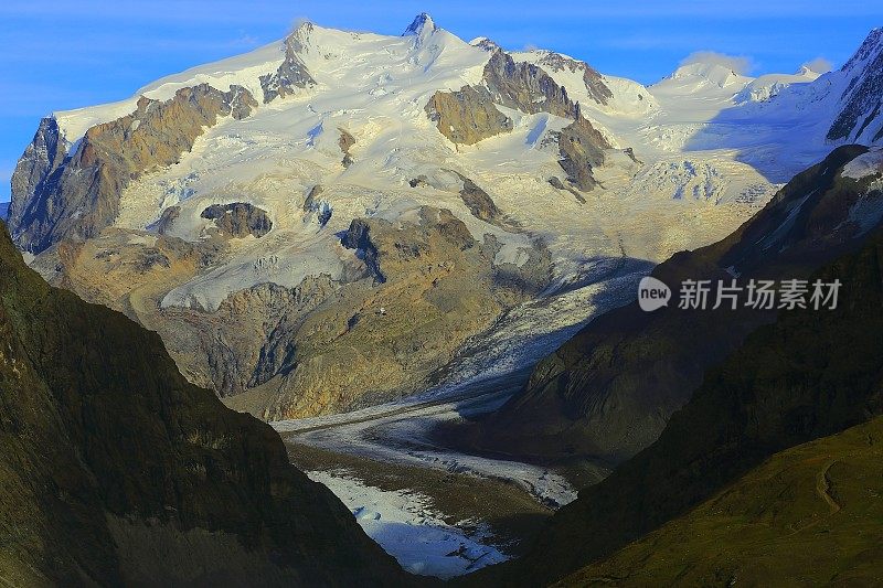 童话般的风景-日出时的蒙特罗莎和戈尔纳冰川:田园诗般的高山山谷和梦幻般的戏剧性的瑞士雪山，田园诗般的乡村，瓦莱州，瑞士阿尔卑斯山，瑞士