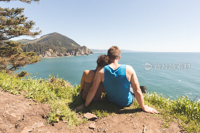 一对夫妇在太平洋西北部徒步旅行