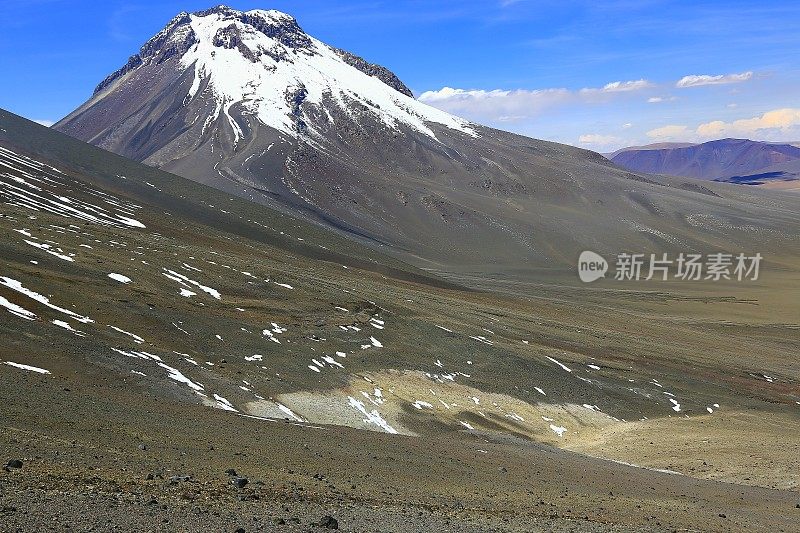 拉斯卡火山口和火山上的地面上的雪，田诗式的阿塔卡马沙漠高原，白雪皑皑的卢乌莱亚科在地平线上，火山景观全景-圣佩德罗阿塔卡马，智利，Bolívia和阿根廷边境