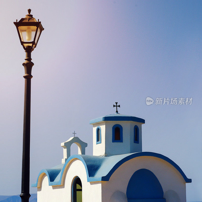 希腊克里特岛岸边的小型传统希腊教堂
