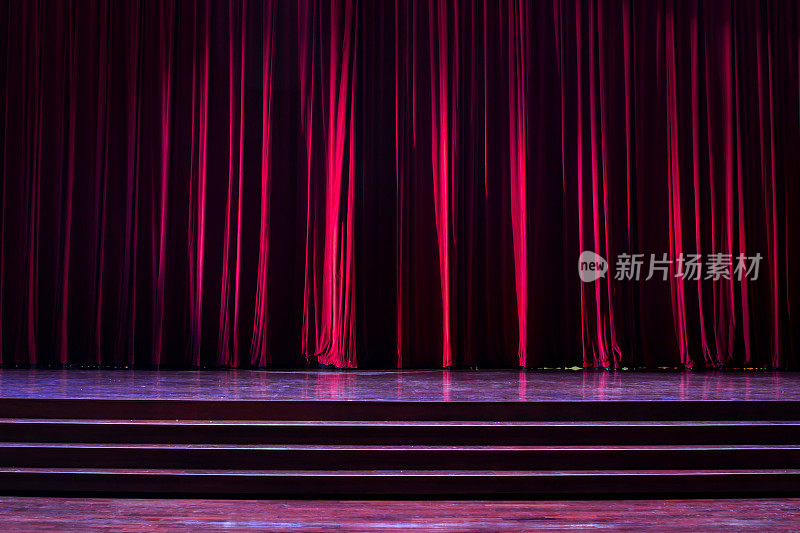 舞台木材和红色窗帘。