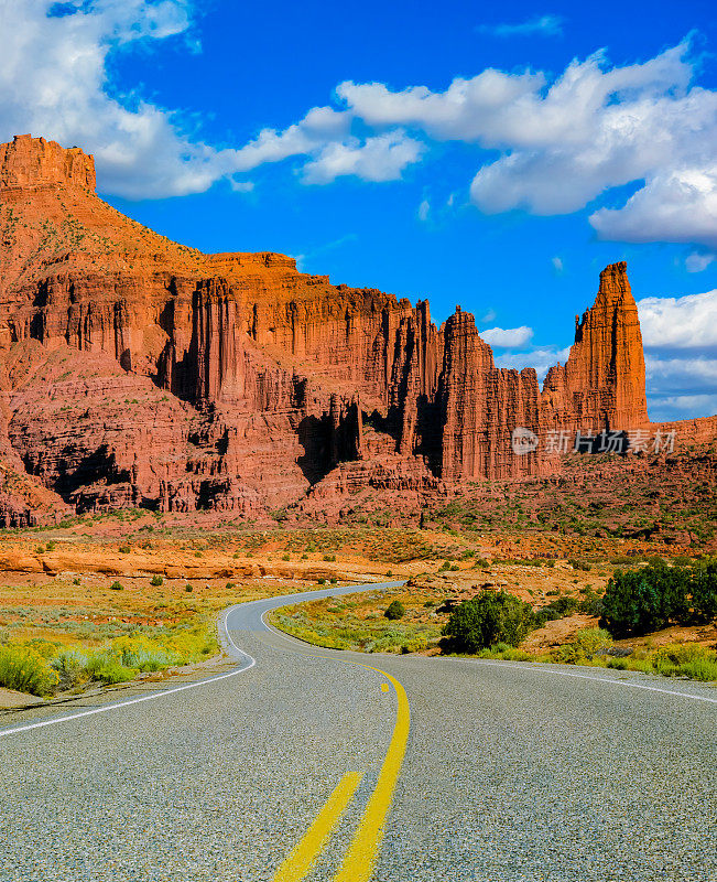 开放的道路在红石国家的犹他州，美国