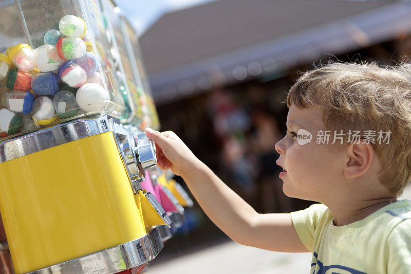 儿童使用自动售卖玩具