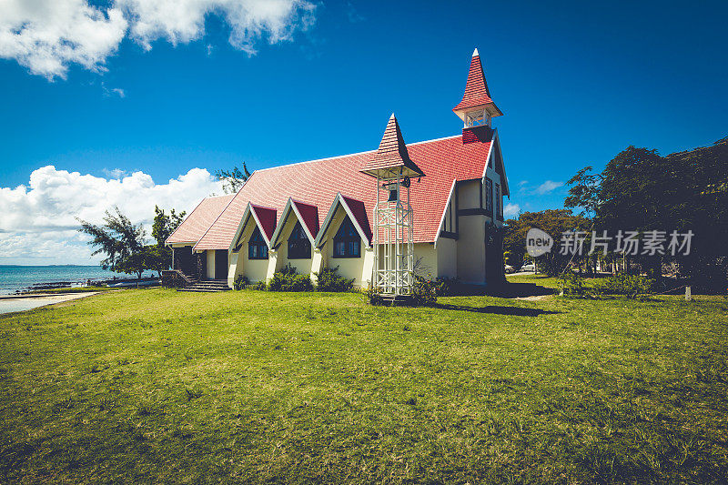 非洲毛里求斯岛上的红屋顶教堂