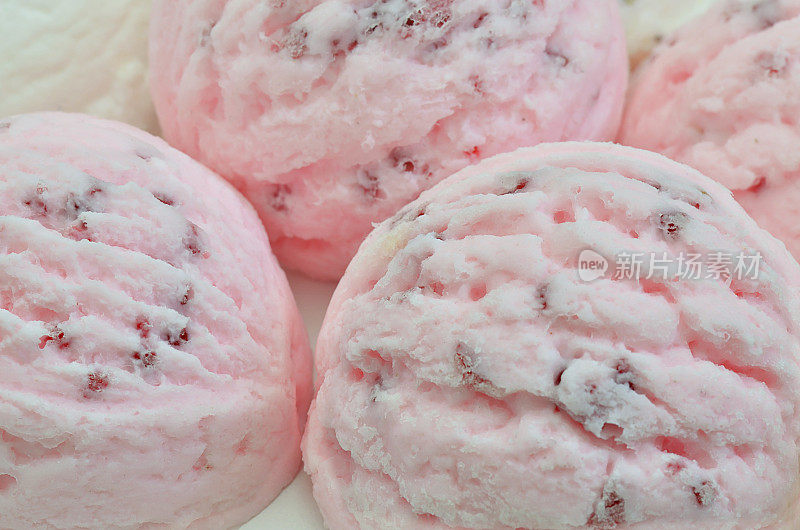 草莓冰淇淋和香草冰淇淋