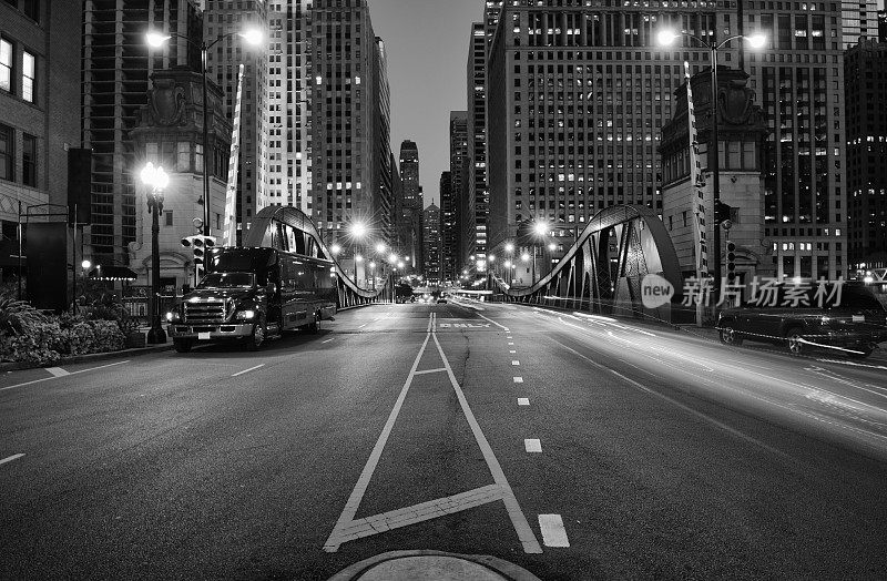 芝加哥拉萨尔街夜间的交通状况。黑色和白色。