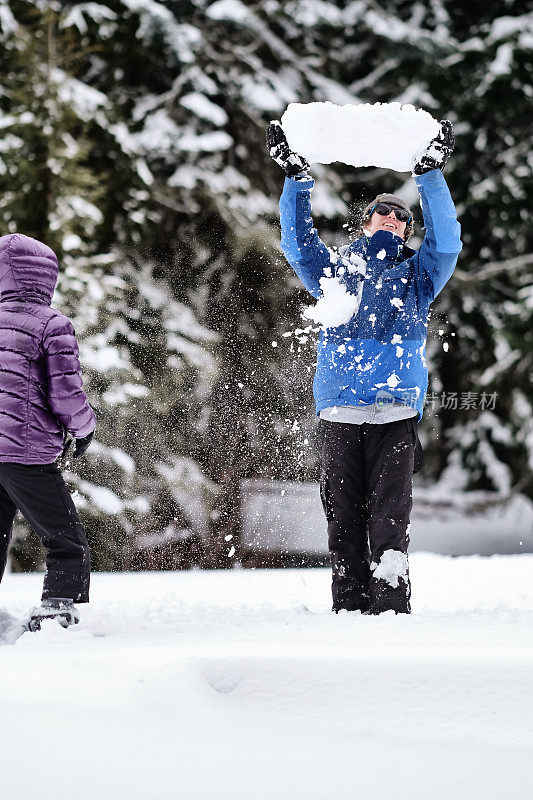 弟弟和妹妹在雪地里玩