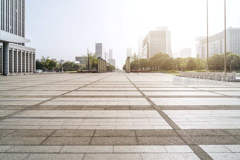 城市的晨光，广场上的阳光，城市的绿化和建设。