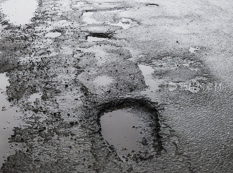 北约克郡一条道路上的坑洼