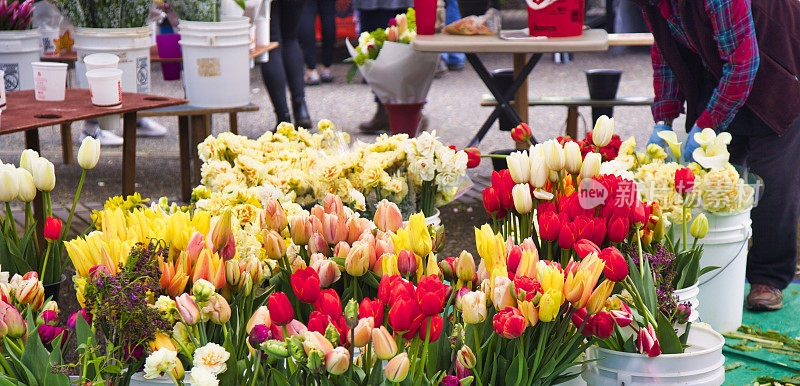 农贸市场的花架——制作一束郁金香和水仙花