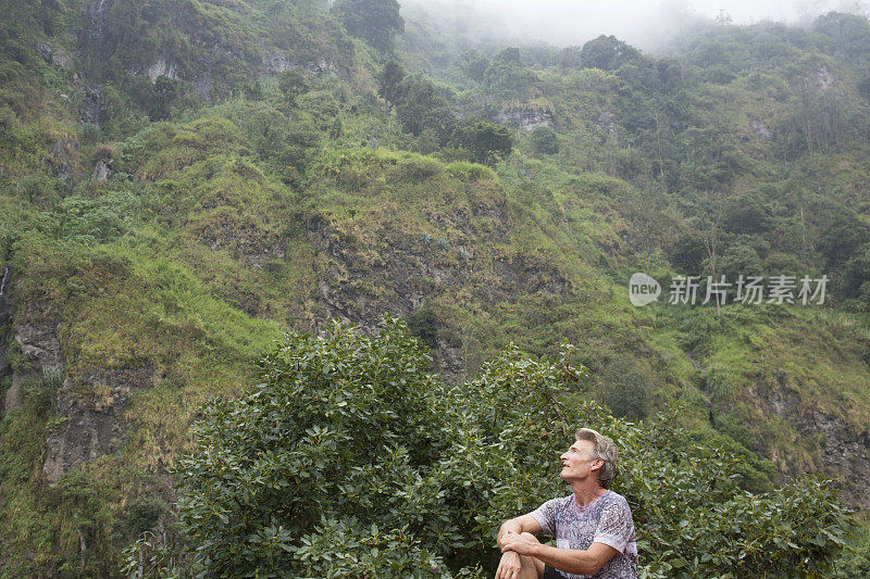 人类欣赏火山两侧的雨林