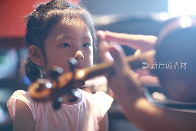 亚洲儿童拉小提琴