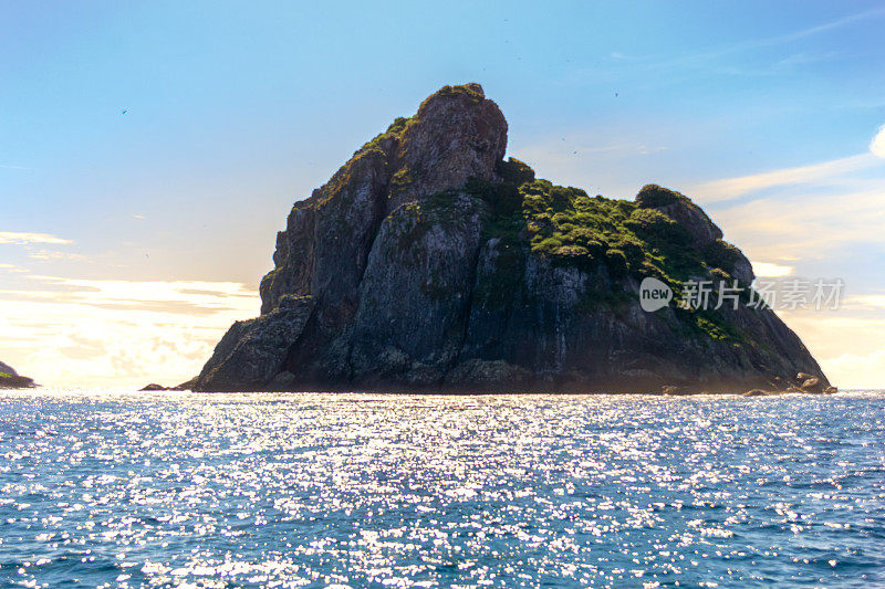 费尔南多・迪诺罗尼亚拥有大海、高山和天空，令人惊叹的风景。