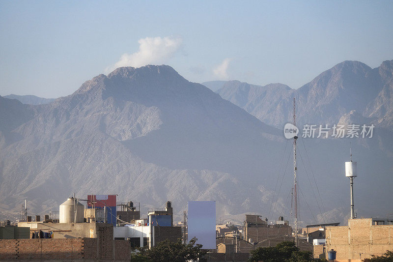 特鲁希略的城市景观与山脉在秘鲁的背景