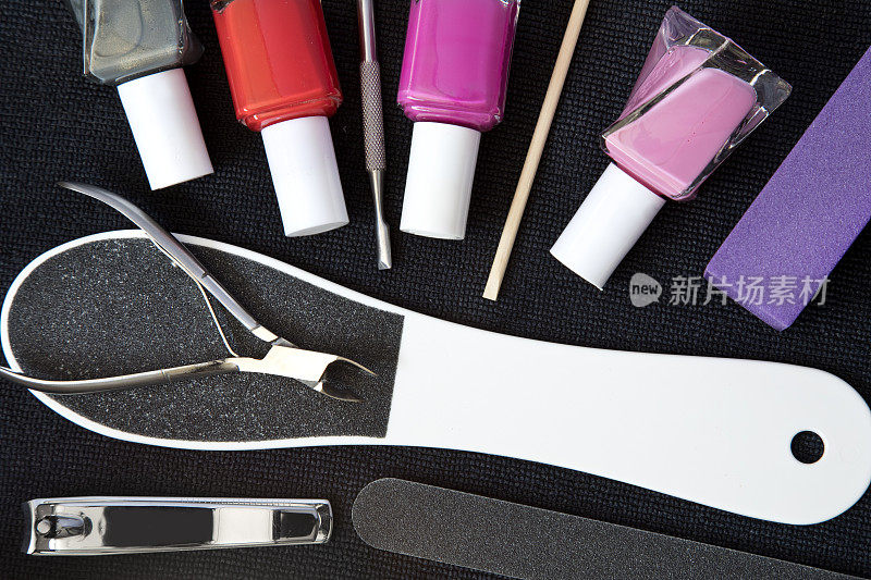 指甲修护工具，包括指甲刀和指甲油