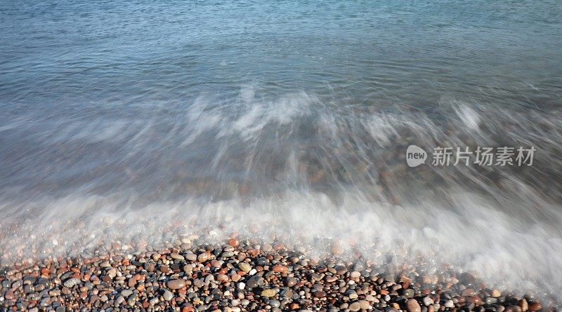 鹅卵石在海滨