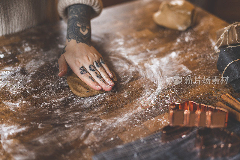 有纹身的女人在家烤姜饼