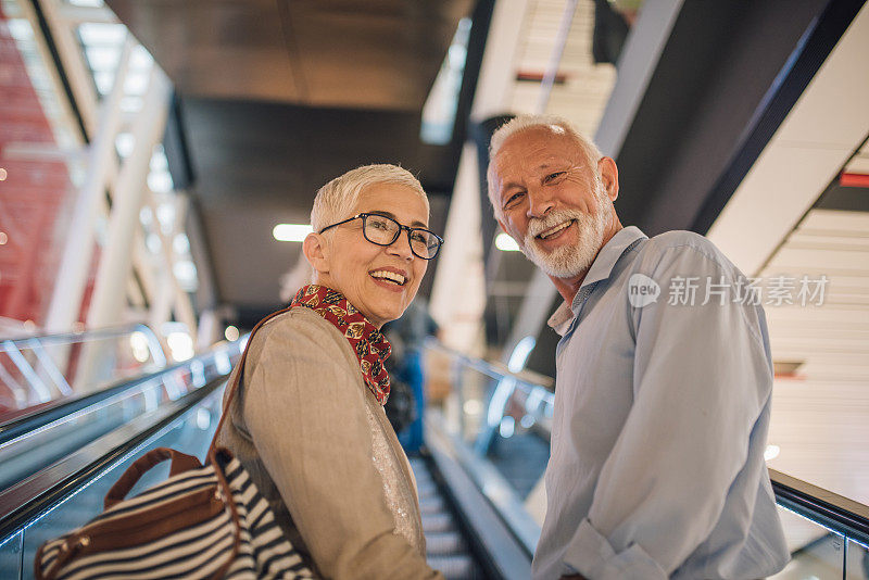 一对微笑的老年夫妇在电梯里