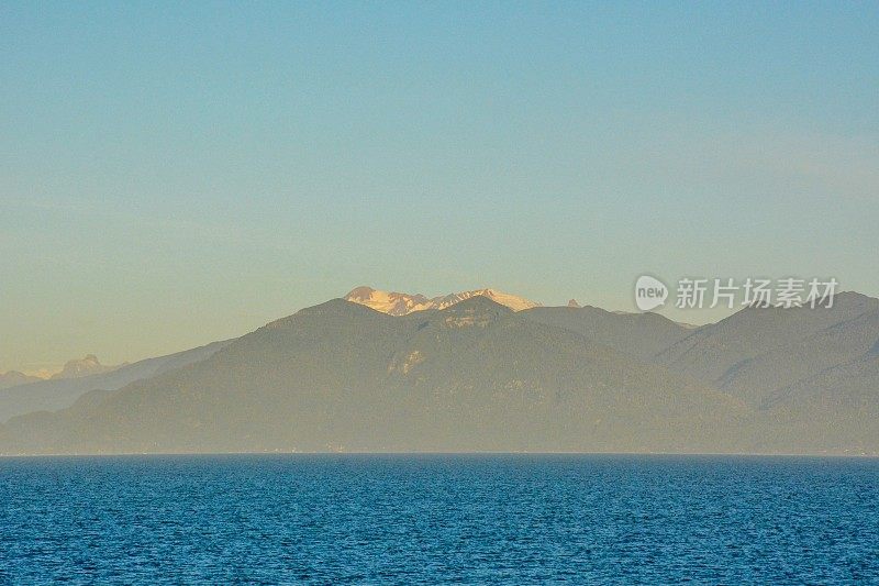 概述帆船在蓝色和平静的海洋对天空