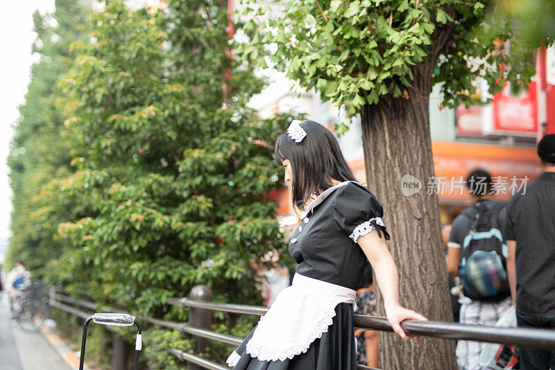 角色扮演女仆走在东京秋叶原大街上