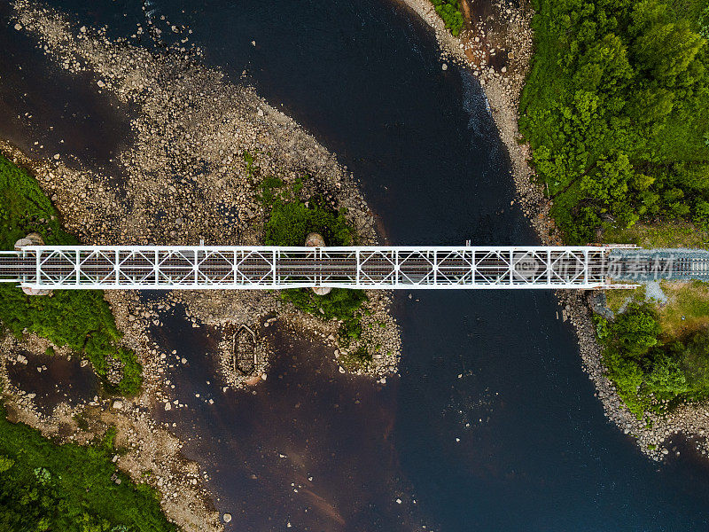 芬兰北部横跨河流的铁路桥