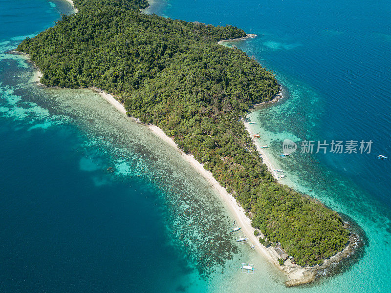 令人惊叹的无人机拍摄的热带岛屿和船在绿松石纯净的水。上图，拍摄于菲律宾群岛，亚洲。港口巴顿,巴拉望