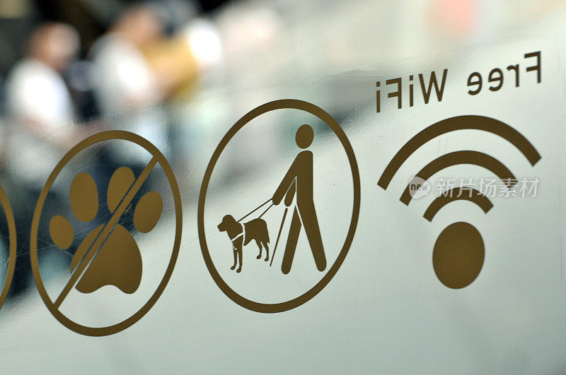 禁止宠物、着装规定和贴在商店玻璃门上的免费无线信号