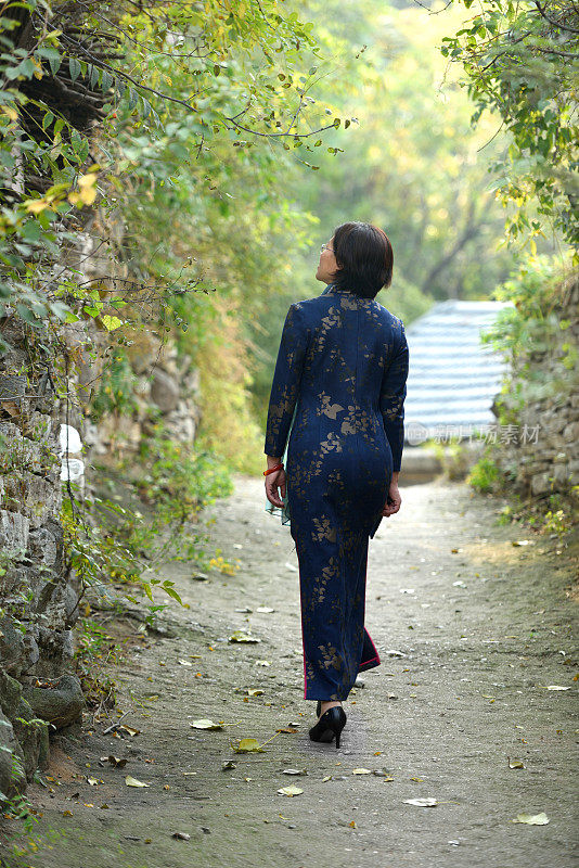 旗袍是中国传统服饰，具有浓厚的中国元素