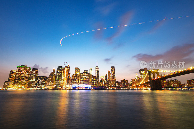 现代城市曼哈顿的天际线和纽约晚上的水边