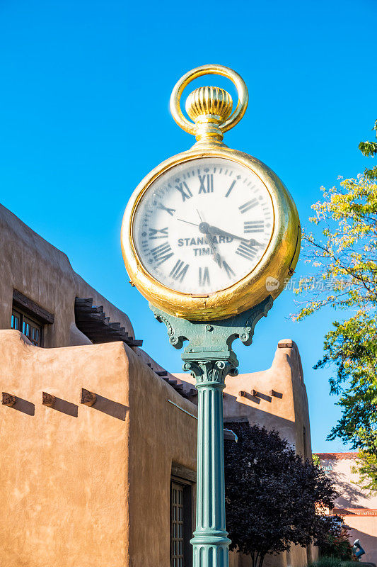 美国新墨西哥州圣达菲市中心的街道时钟