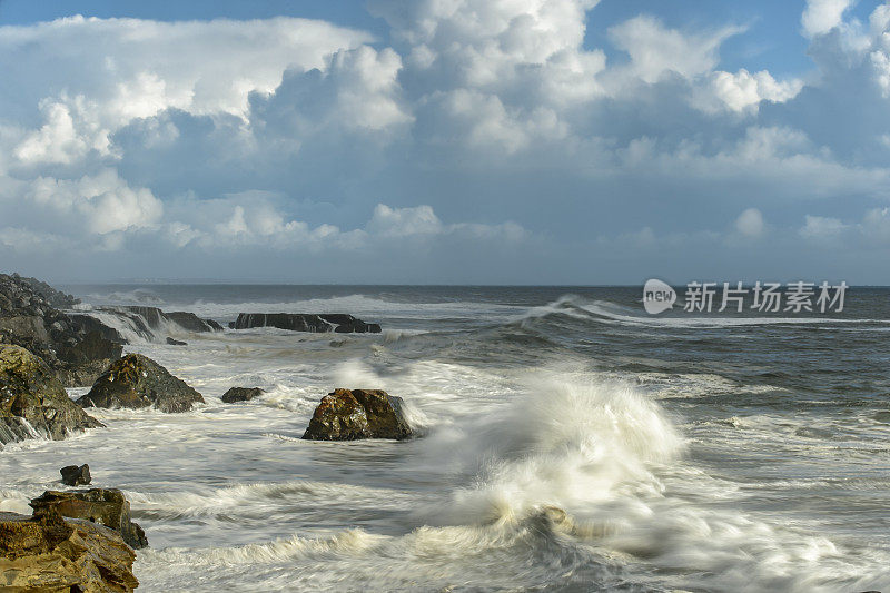 加利福尼亚海岸附近汹涌的海浪