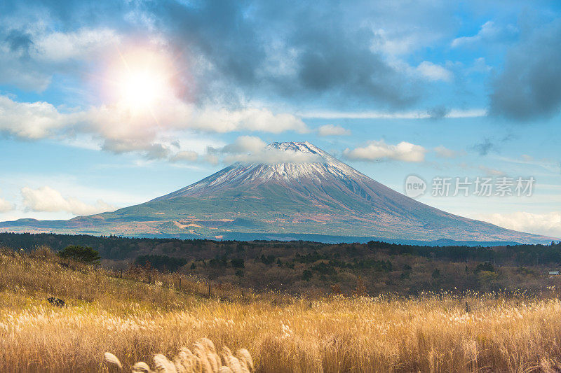 早晨的富士山和川口湖，秋季的富士山在山町。