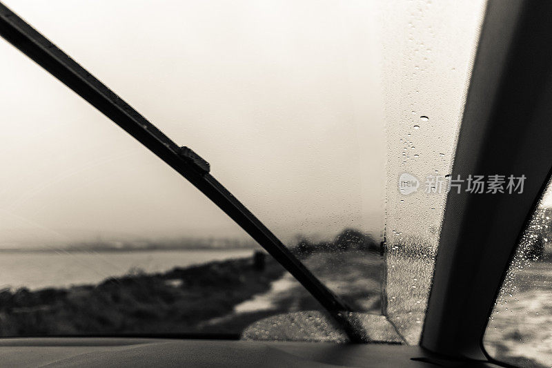 汽车挡风玻璃，挡风玻璃刮水器和雨横扫海岸线