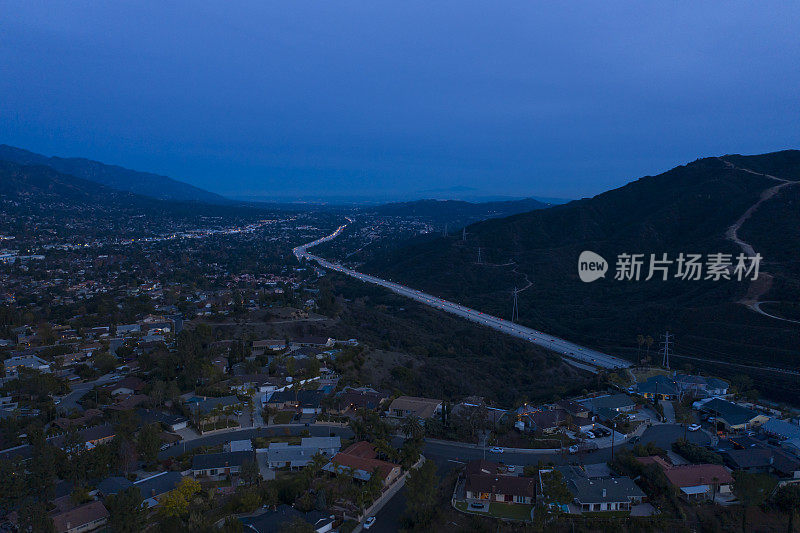 无人机镜头210高速公路在黄昏在图洪加加州-