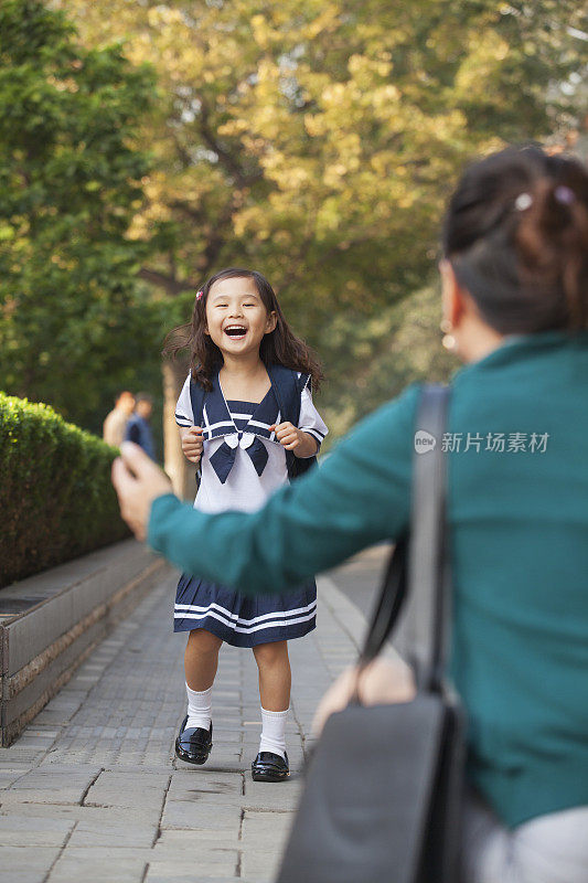 中国母亲问候穿着校服的女儿